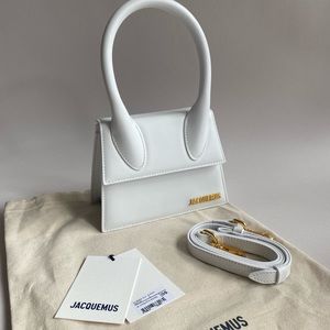 Jacquemus Le Chiquito Moyen Bag